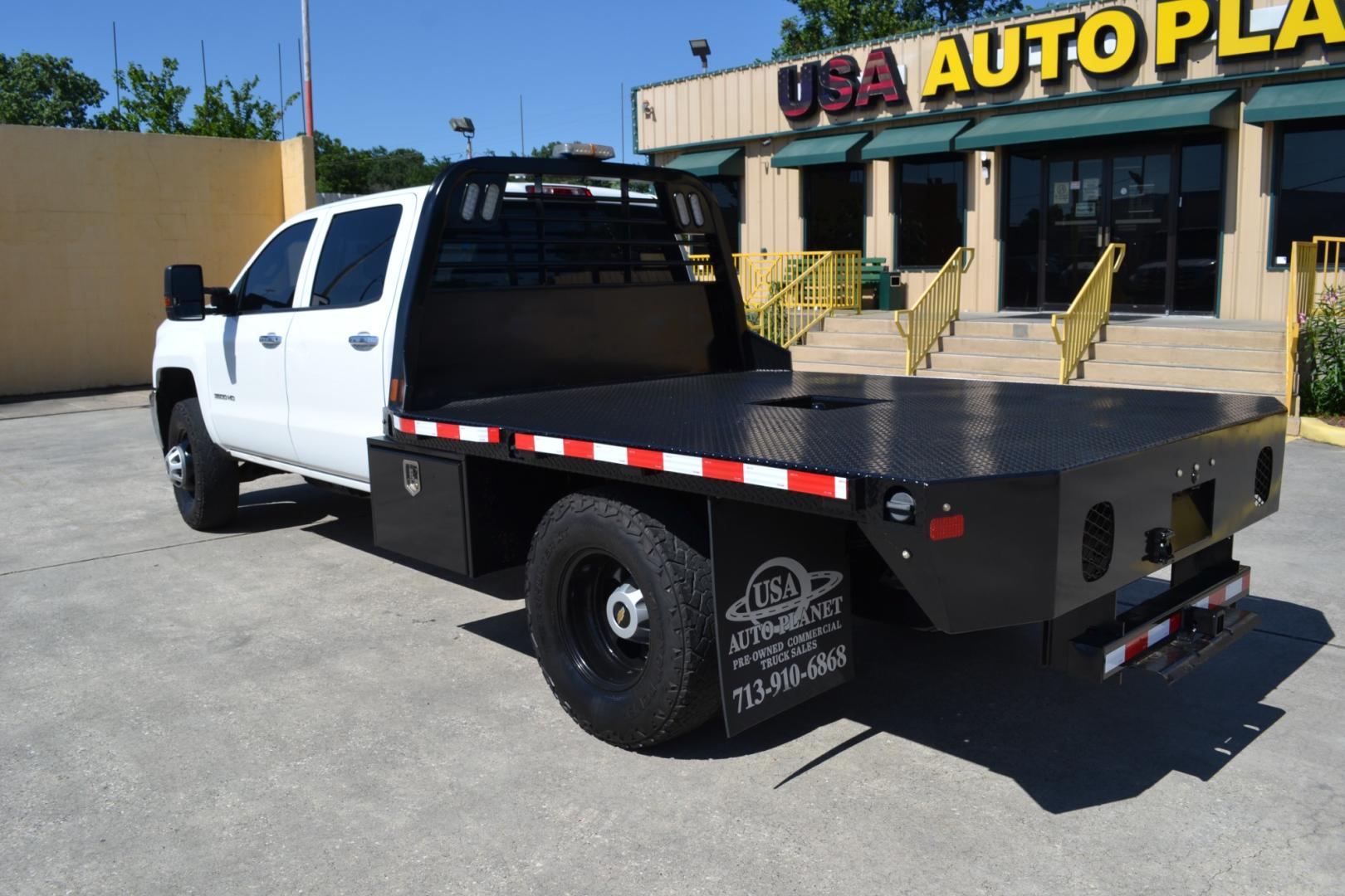 2019 WHITE /BLACK CHEVROLET 3500 with an VORTEC 6.0L V8 engine, AUTOMATIC transmission, located at 9172 North Fwy, Houston, TX, 77037, (713) 910-6868, 29.887470, -95.411903 - Photo#6